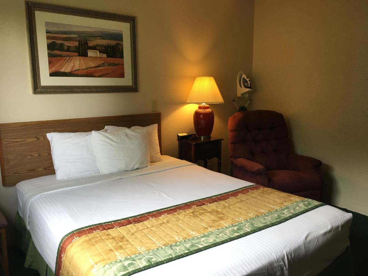 Cassville Four Seasons Inn & Suites מראה חיצוני תמונה